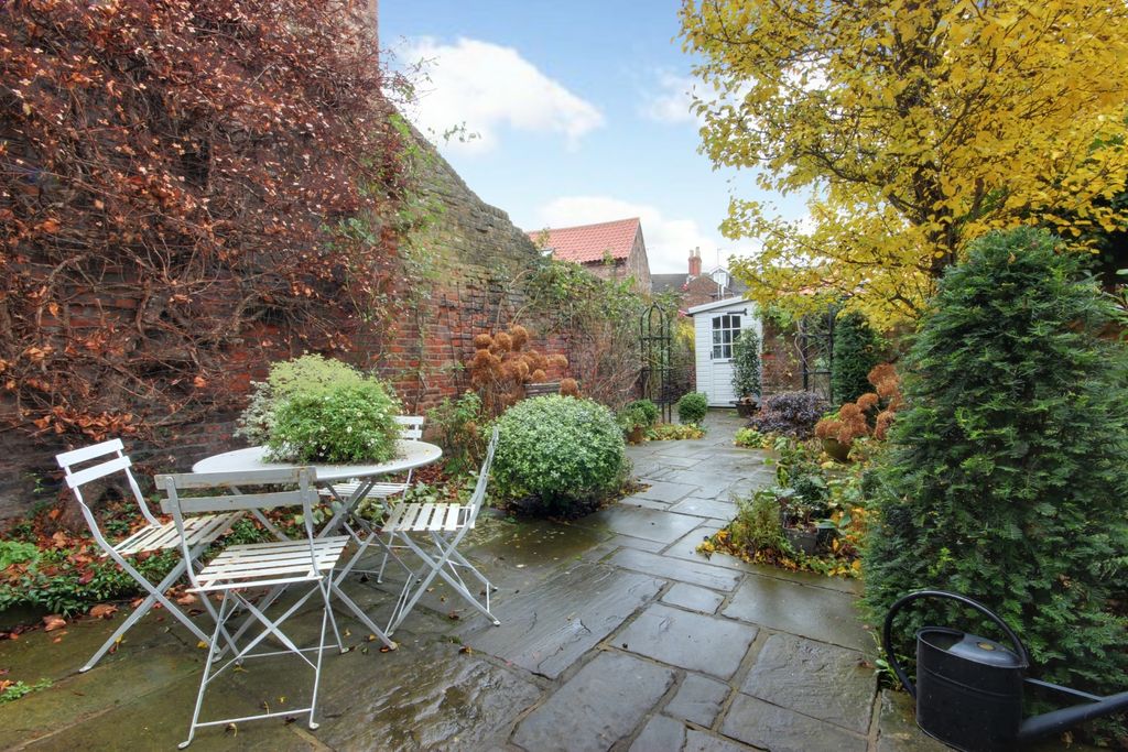 Property photo 3 of 20 1 Garden A