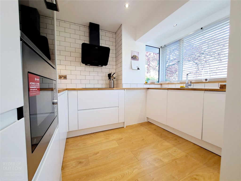 Property photo 3 of 19 Kitchen