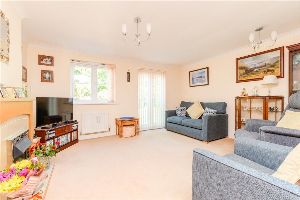 Property photo 1 of 10 Lounge