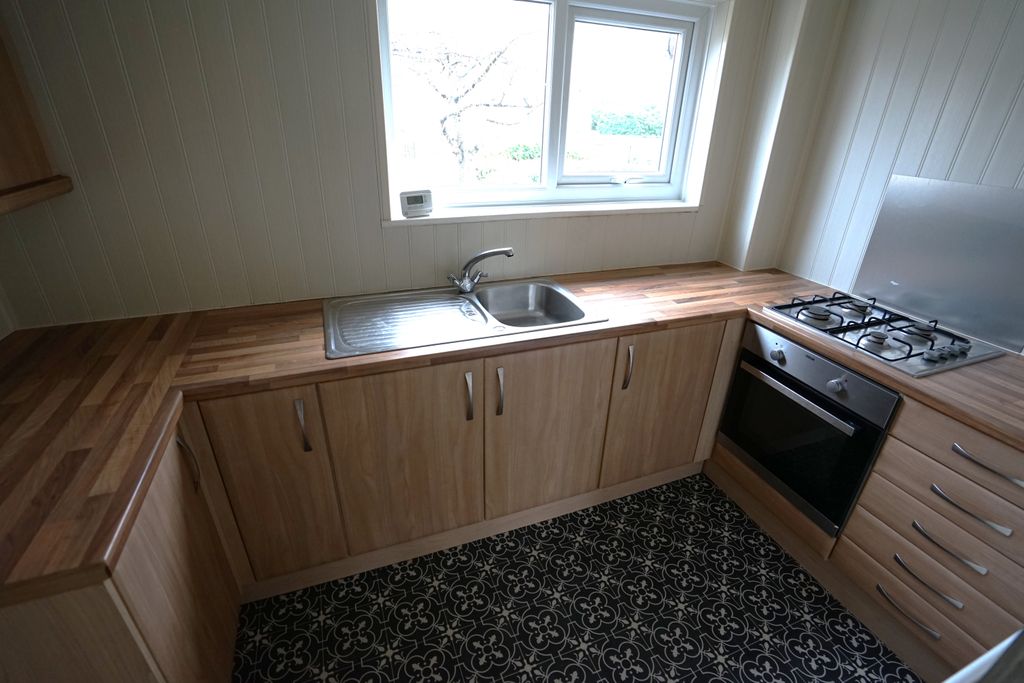 Property photo 3 of 8 Kitchen 1