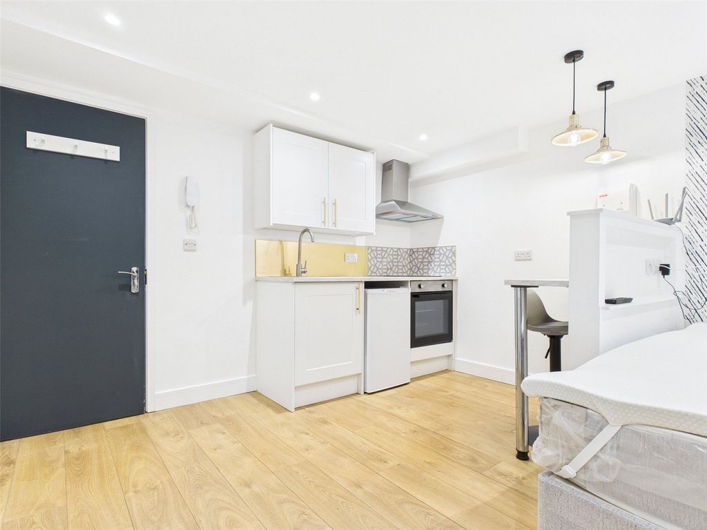 Property photo 2 of 10 Studio