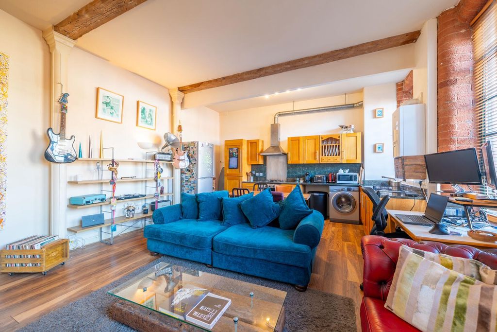 Property photo 3 of 17 Living Room