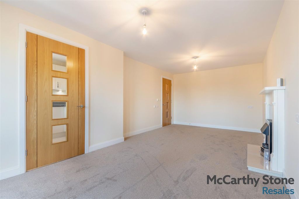 Property photo 3 of 18 8687091-Interior13.Jpg