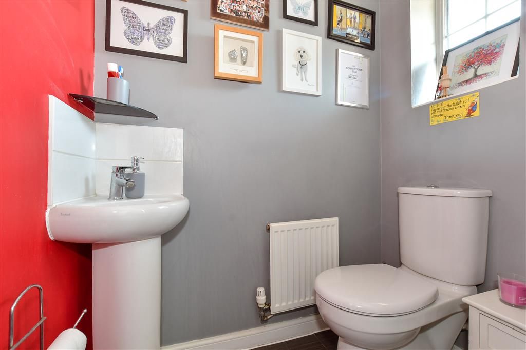 Property photo 3 of 11 Cloakroom