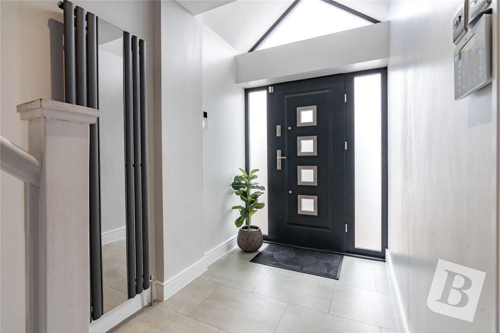 Property photo 2 of 20 Entrance Hall