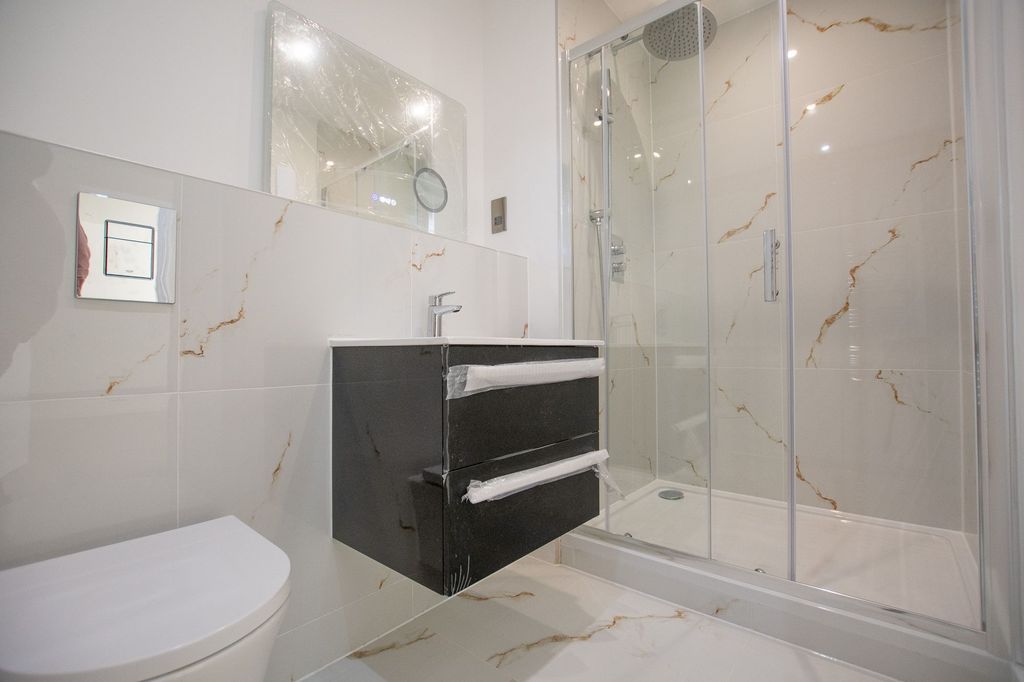 Property photo 1 of 12 Bathroom