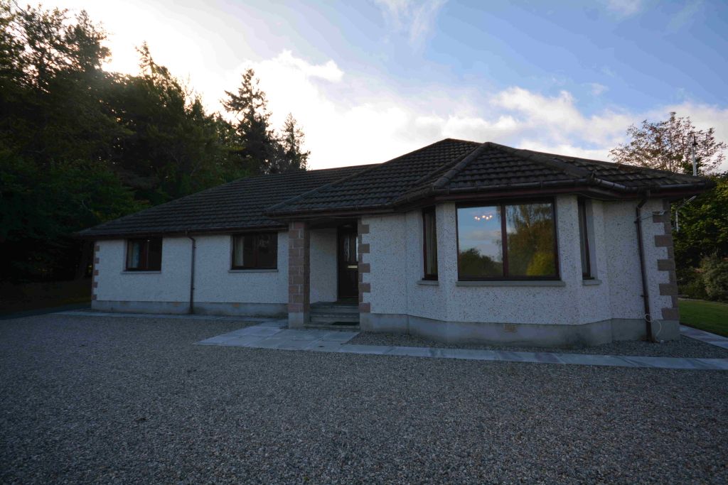 3 bed detached house to rent Camault Muir