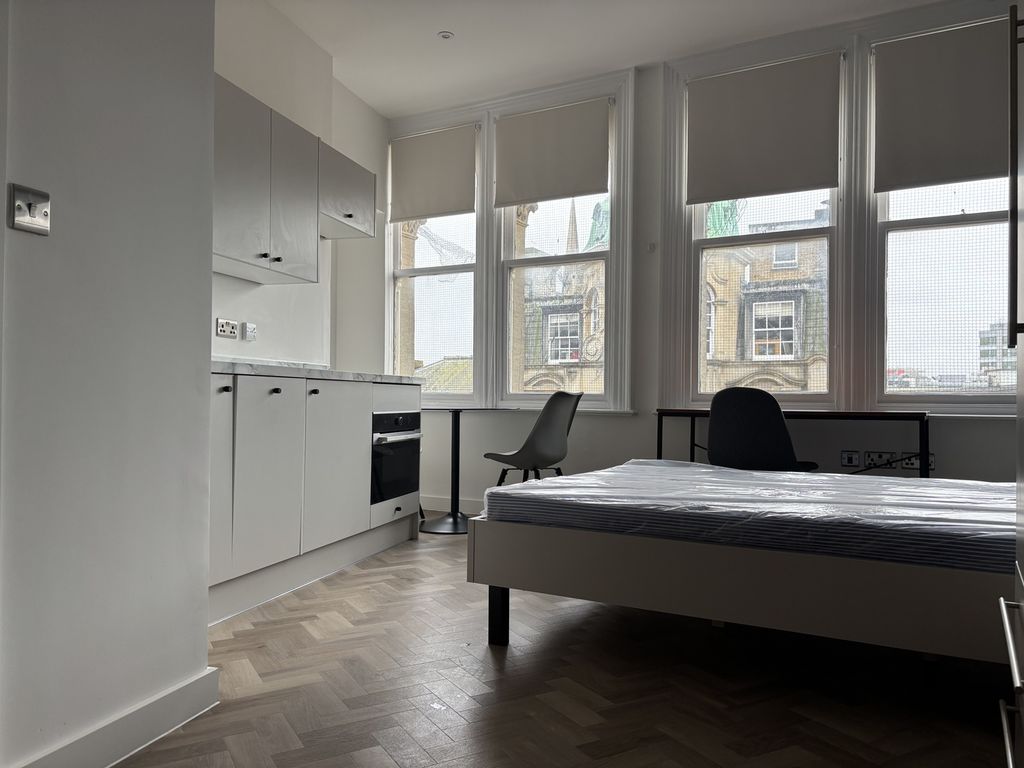 Property photo 1 of 3 A Spacious And Bright Double Bedroom Featuring Mod...