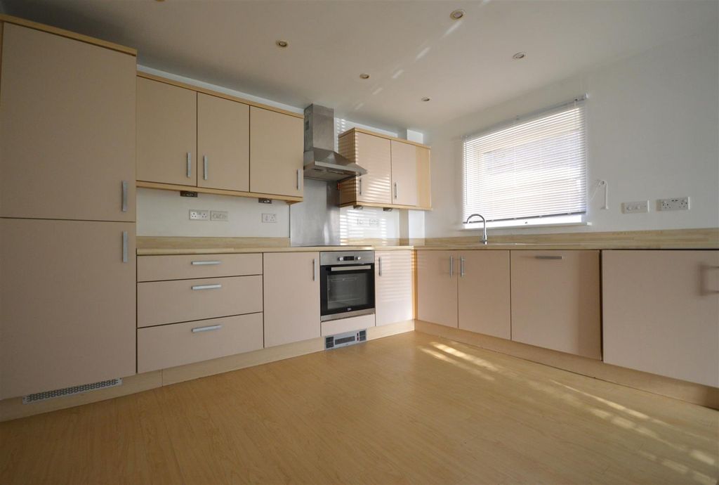 Property photo 3 of 20 Kitchen