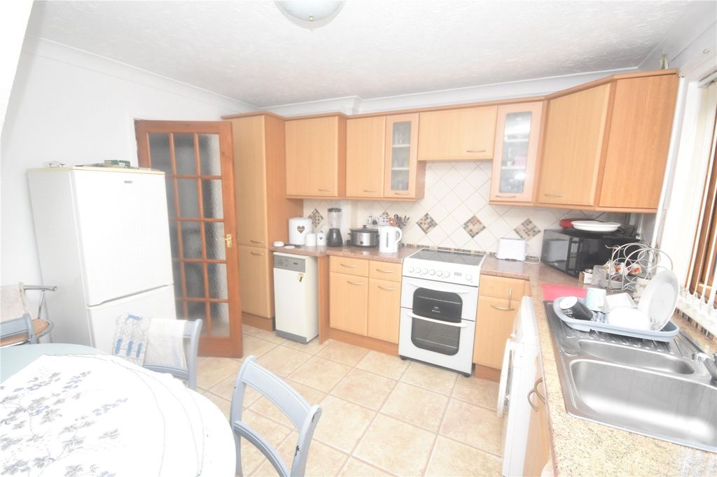 Property photo 3 of 9 Kitchen