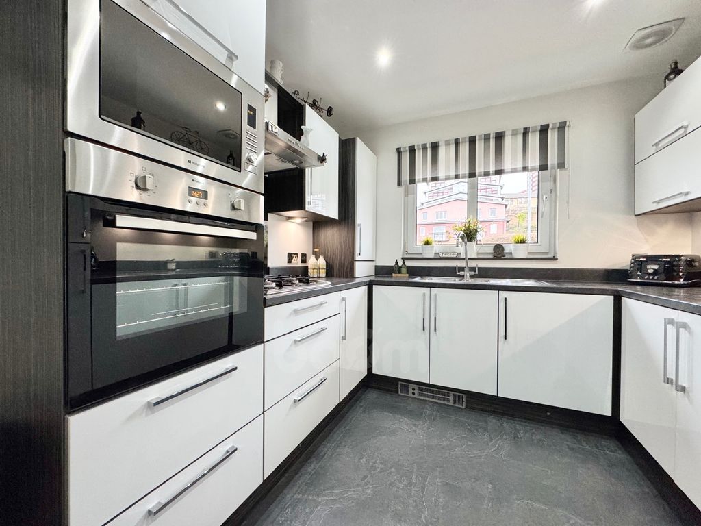 Property photo 3 of 21 Queen Elizabeth Gardens, Clydebank Dining Kitchen