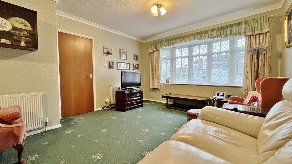 Property photo 3 of 31 Lounge