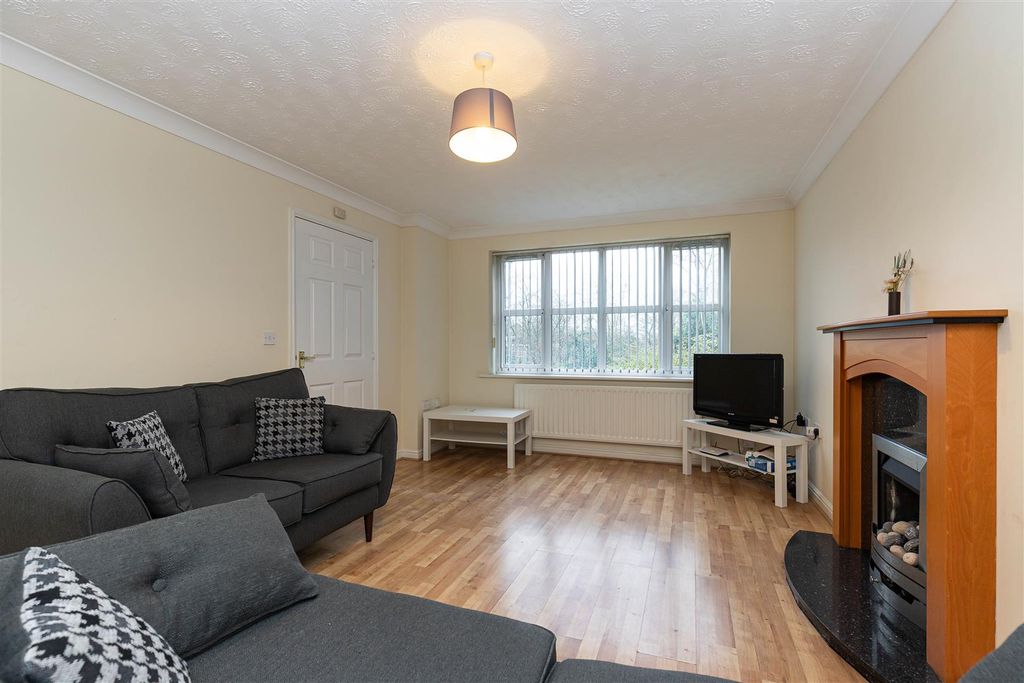 Property photo 3 of 15 10 Mere Side Close-13.Jpg