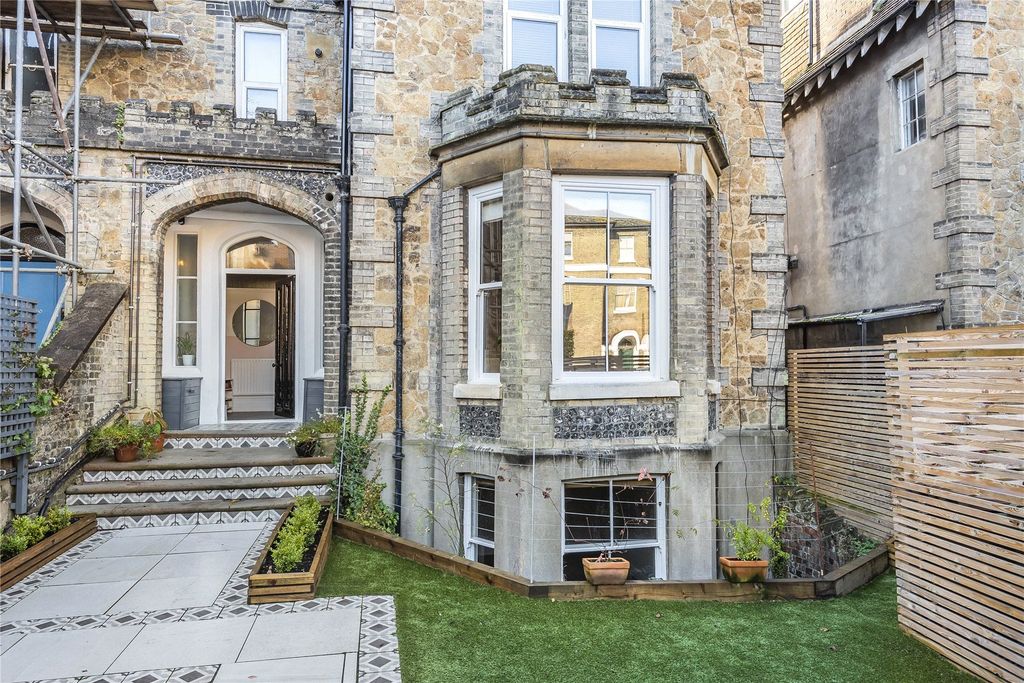 Property photo 3 of 17 Front Aspect