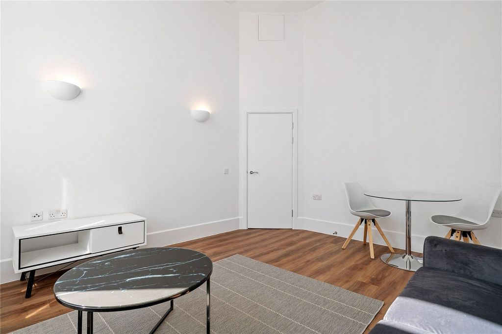 Property photo 3 of 11 Reception