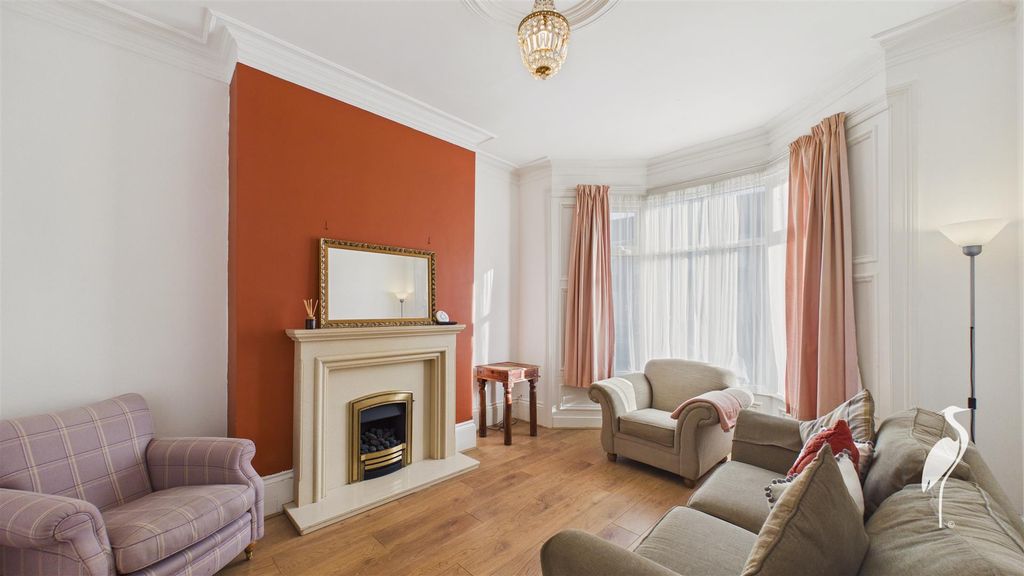 Property photo 2 of 23 Lounge