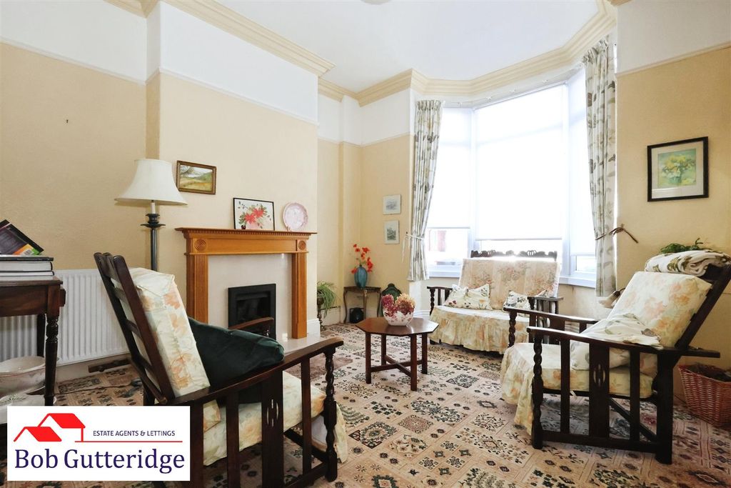 Property photo 2 of 30 Bay Fronted Lounge