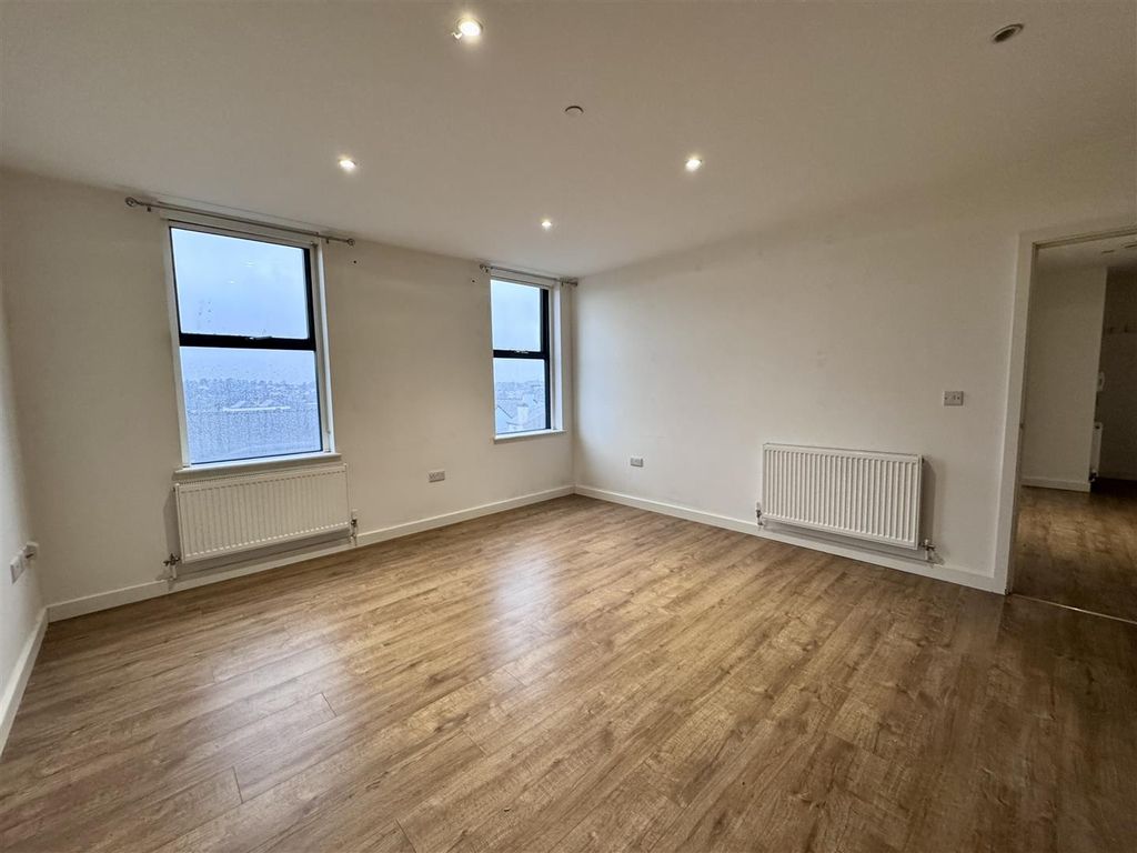 Property photo 3 of 11 Living Room