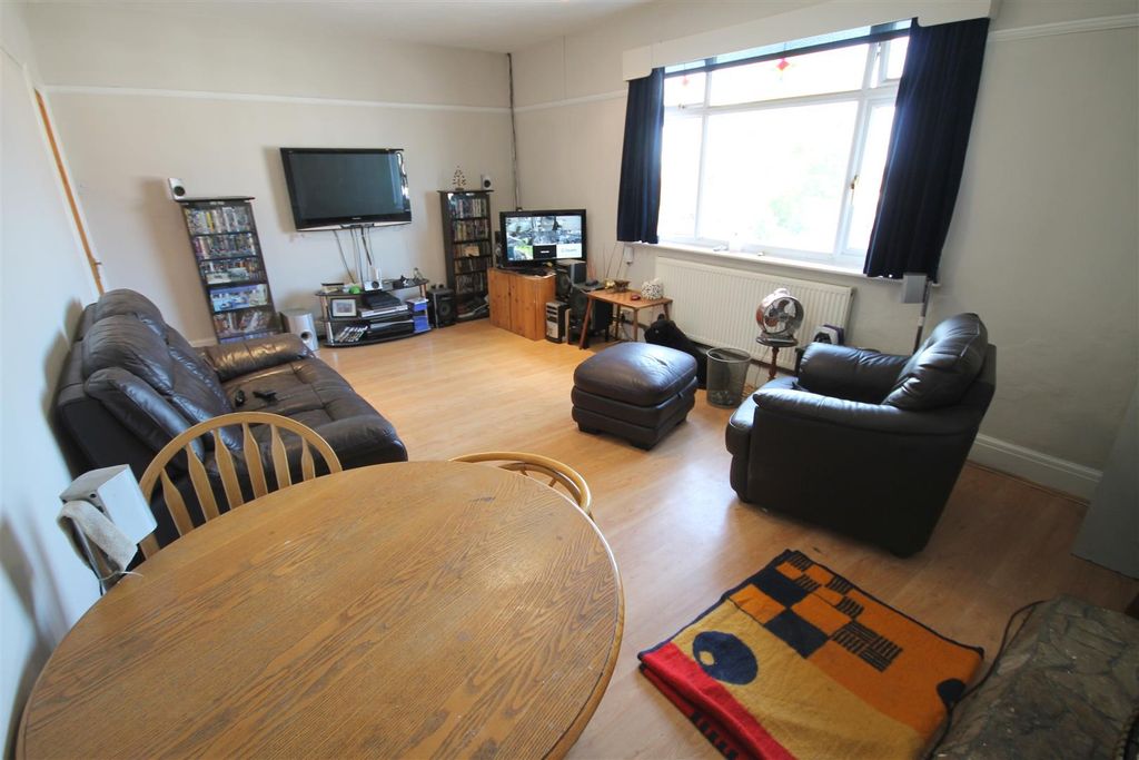 Property photo 2 of 18 Ka Living Room ii.Jpg