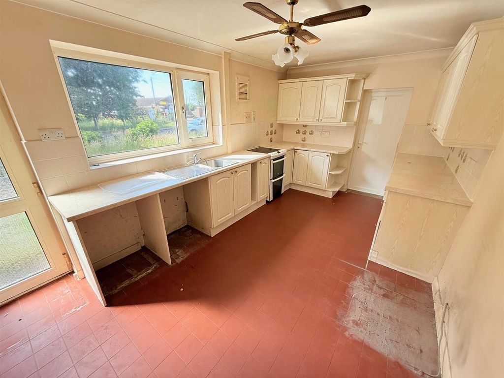 Property photo 2 of 17 Kitchen/Breakfast Room