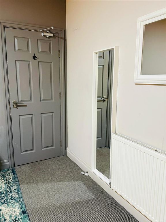 Property photo 3 of 11 Room 1