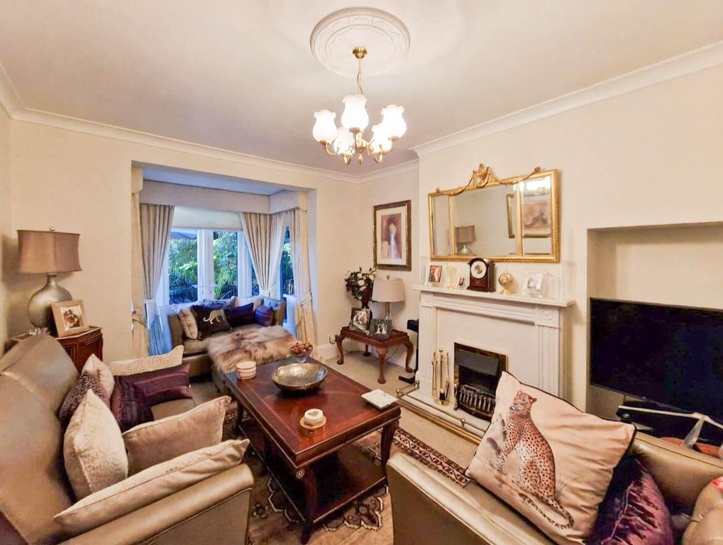 Property photo 1 of 17 Living Room