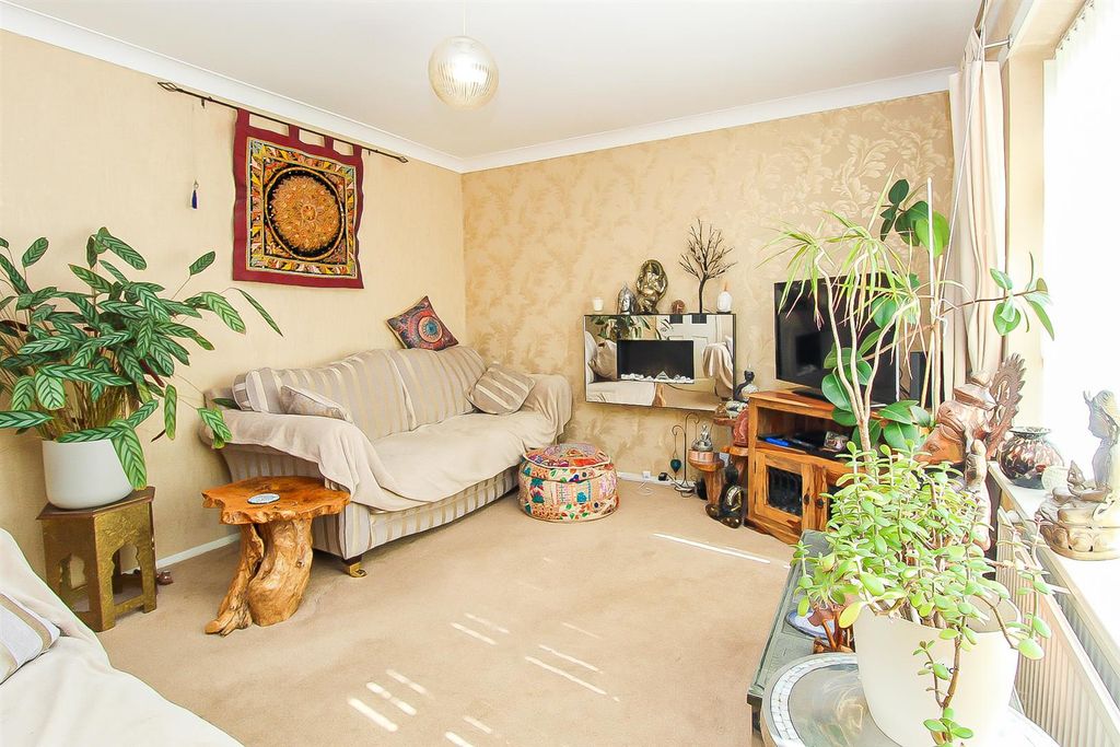 Property photo 3 of 14 Lounge