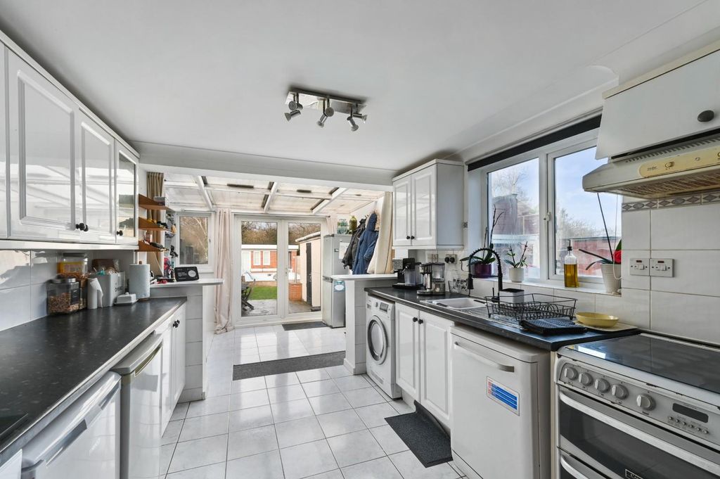 Property photo 2 of 16 Iris Road