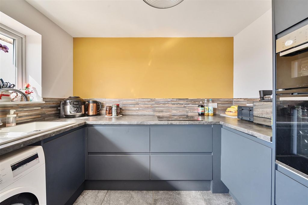Property photo 3 of 12 Kitchen