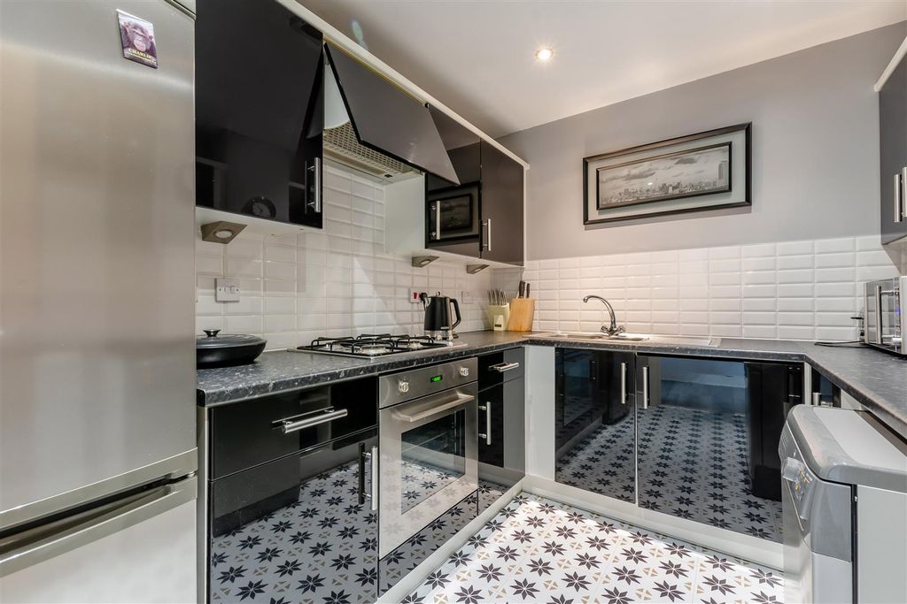 Property photo 3 of 24 8697636-Interior07.Jpg