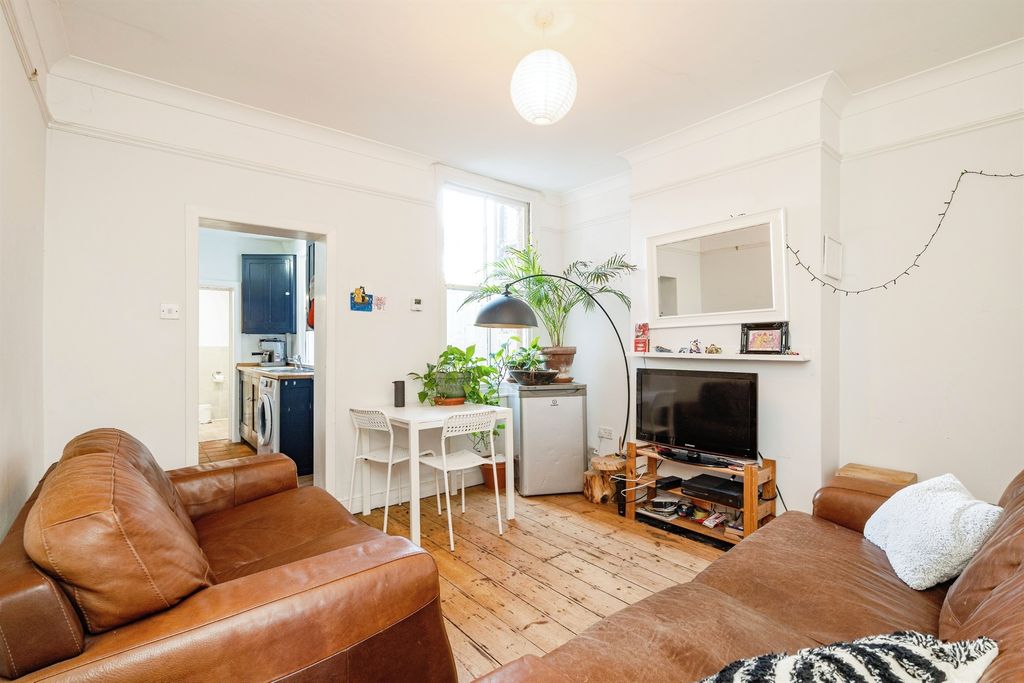 Property photo 2 of 17 Image