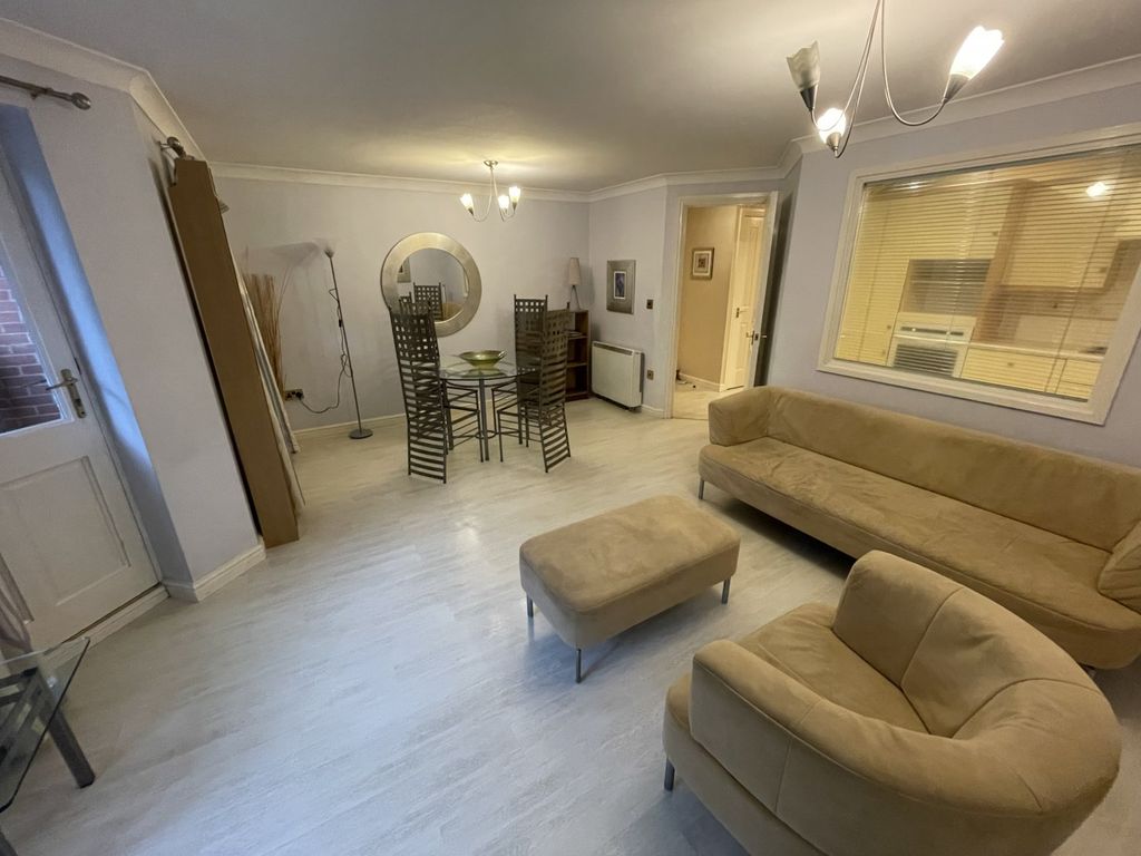 Property photo 2 of 11 Lounge