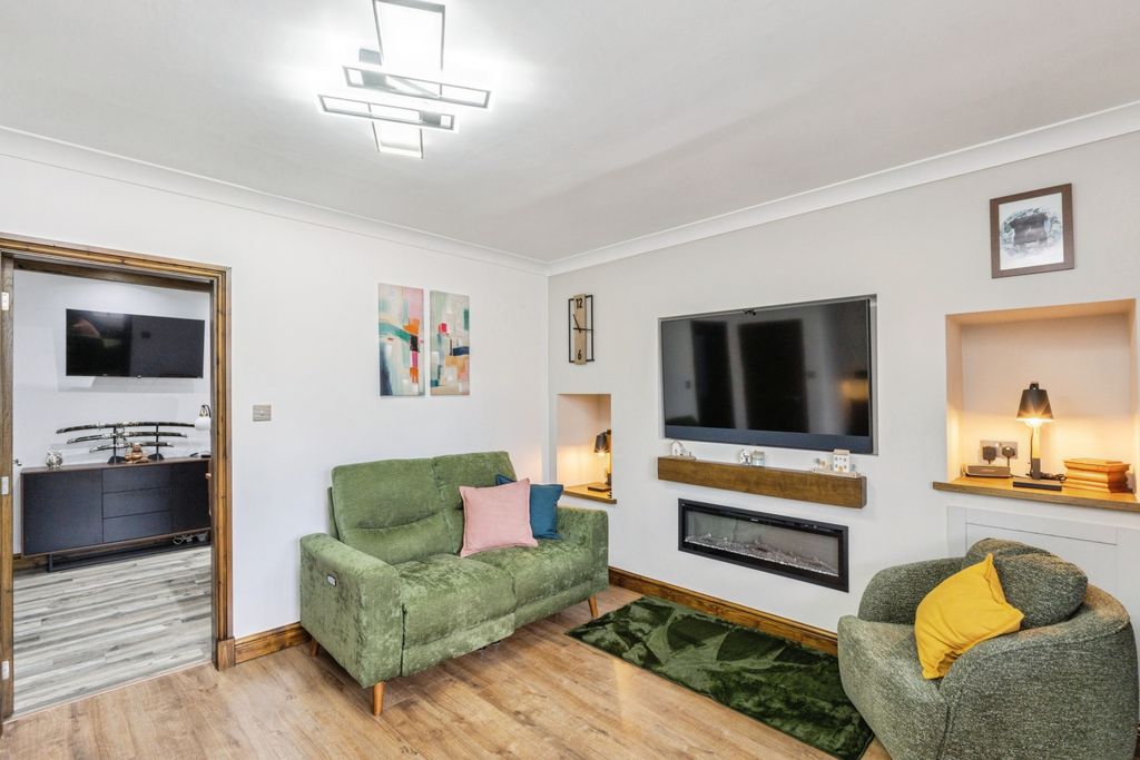 Property photo 3 of 27