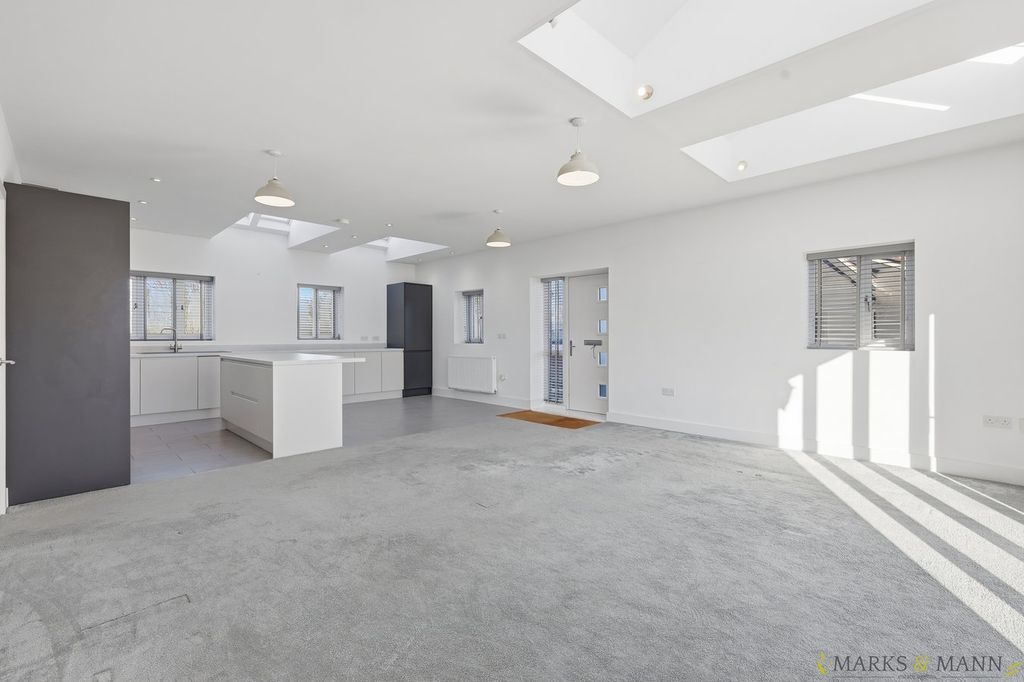 Property photo 3 of 23