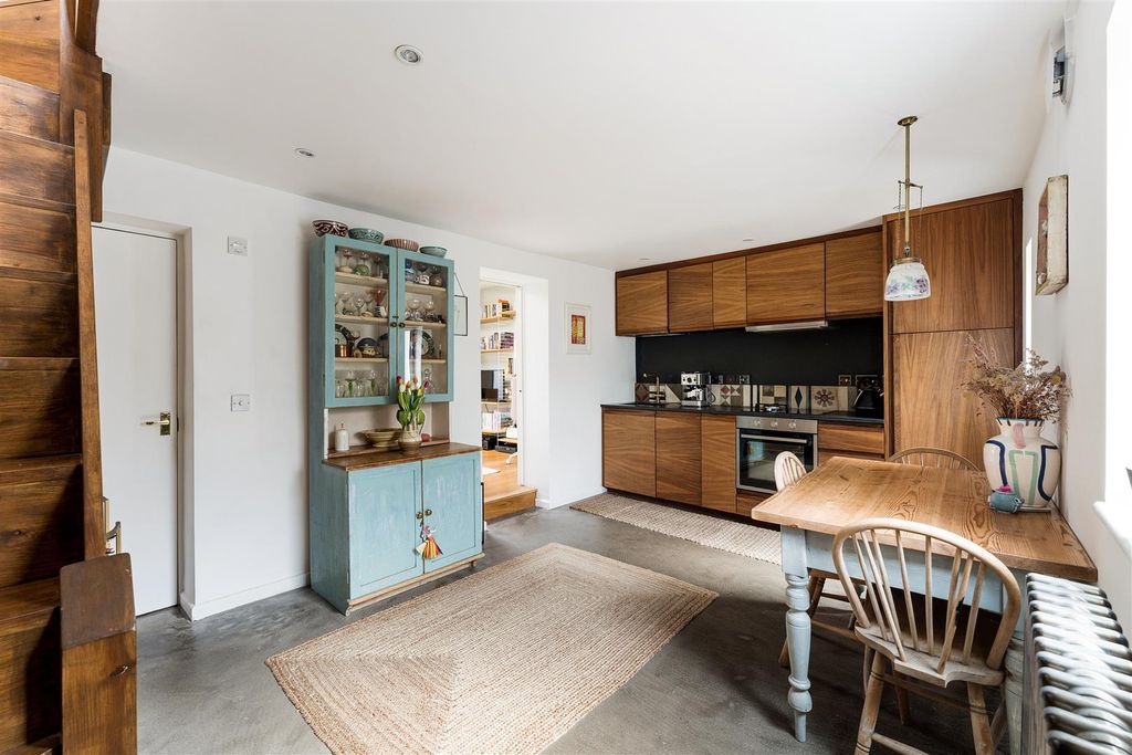 Property photo 1 of 26 Canberra Path, E10