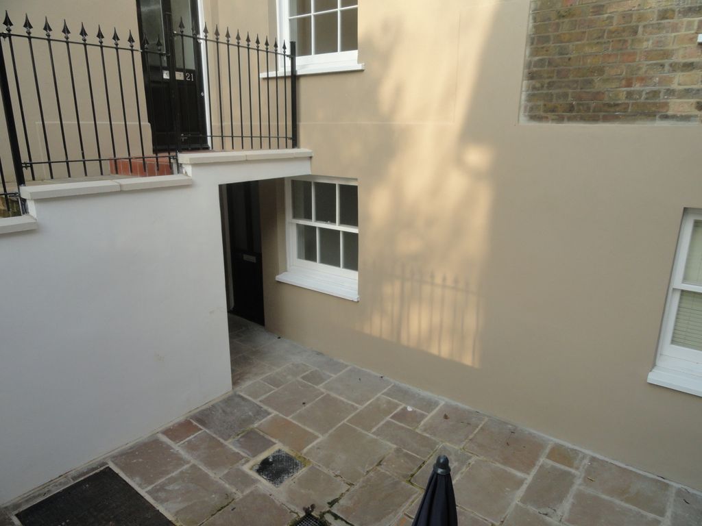 Property photo 1 of 7 Queen Street, Chelmsford, Essex, CM2 0Js