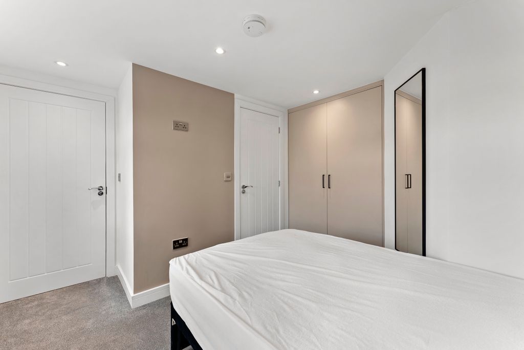 Property photo 2 of 28