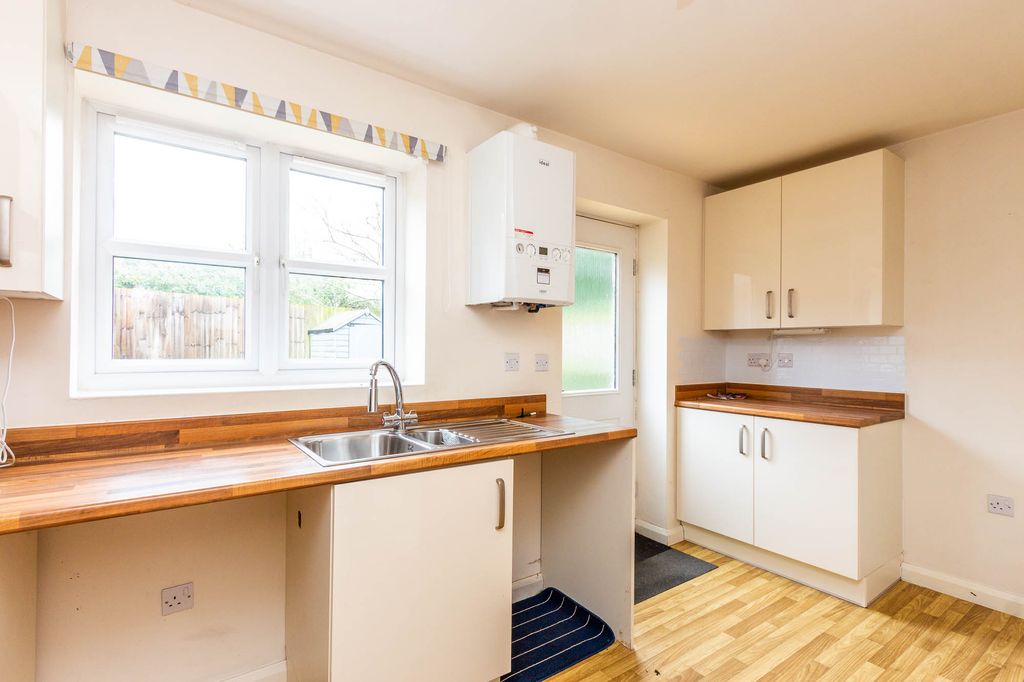 Property photo 3 of 10 Kitchen