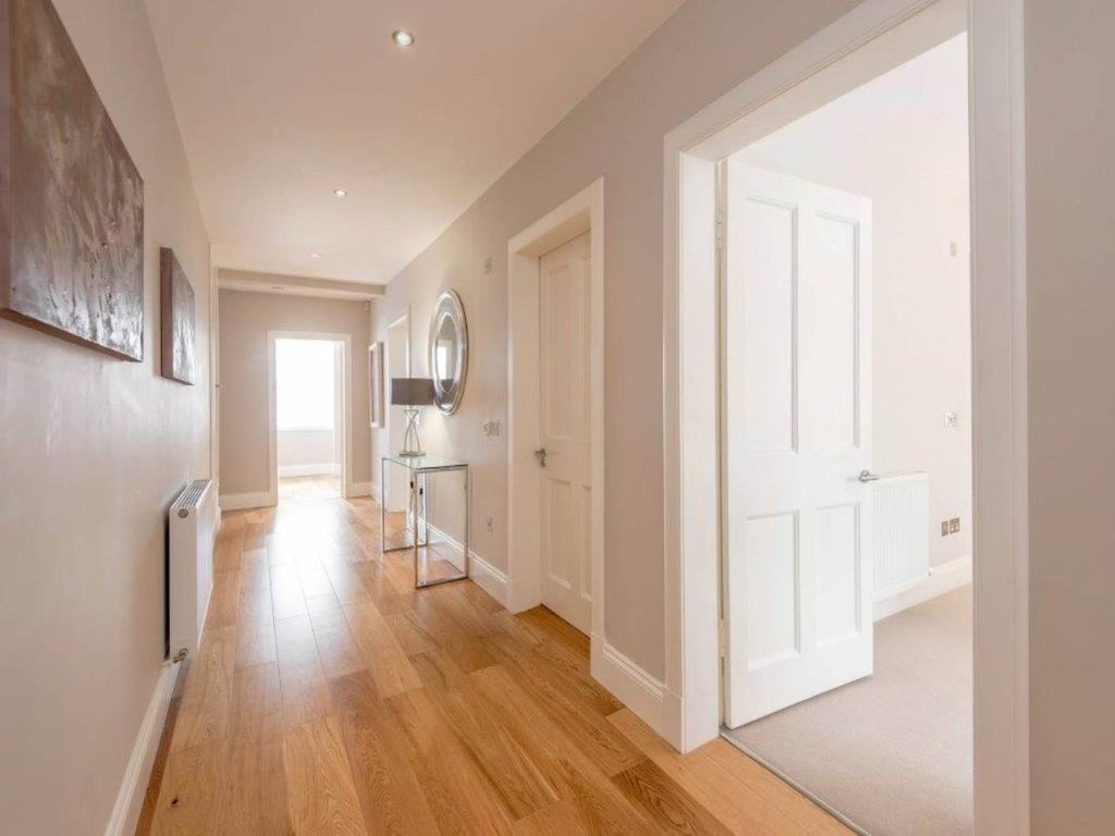 Property photo 2 of 11 Hall