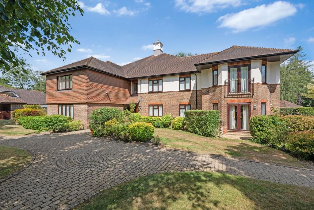 Property photo 1 of 14 Petersmead Close