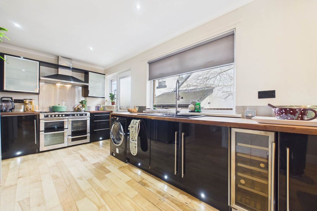 Property photo 3 of 33