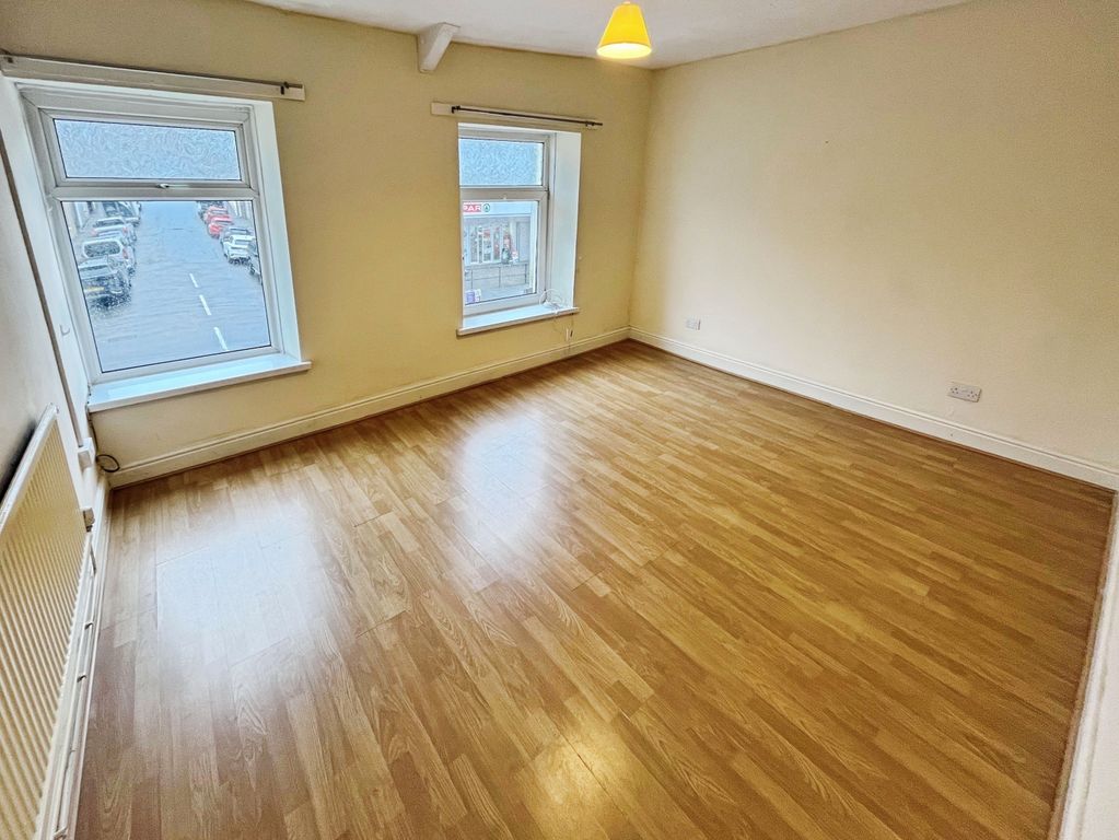 Property photo 1 of 7 Living Room