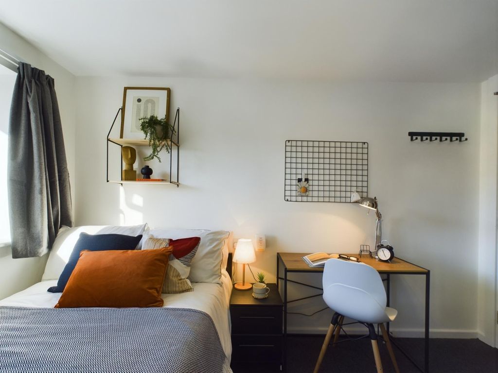 Property photo 2 of 17 A Bright And Stylish Double Bedroom Featuring Mode...