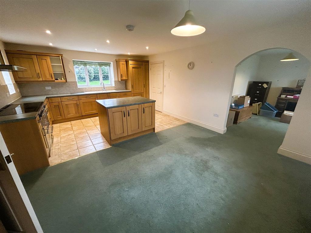 Property photo 3 of 18 Kitchen