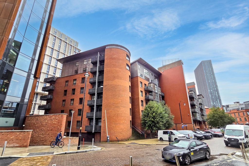 Property photo 2 of 17 Flat 13, 388 Deansgate, Manchester, M3 4Lb