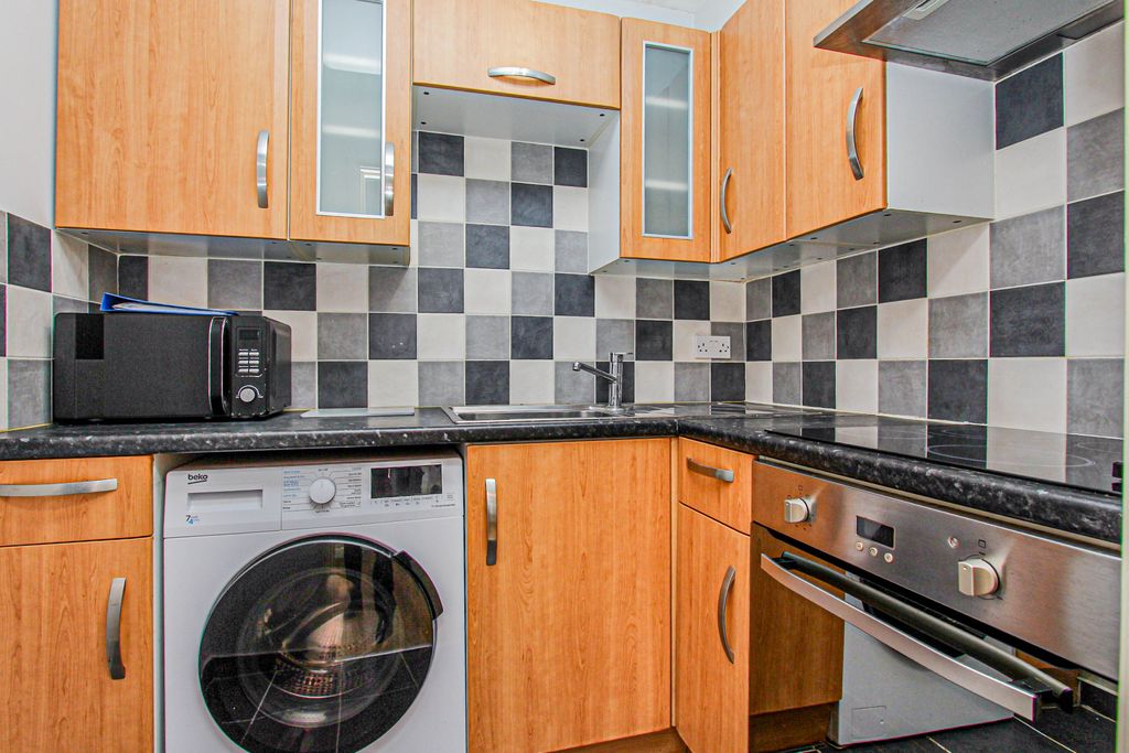 Property photo 3 of 8 Kitchen