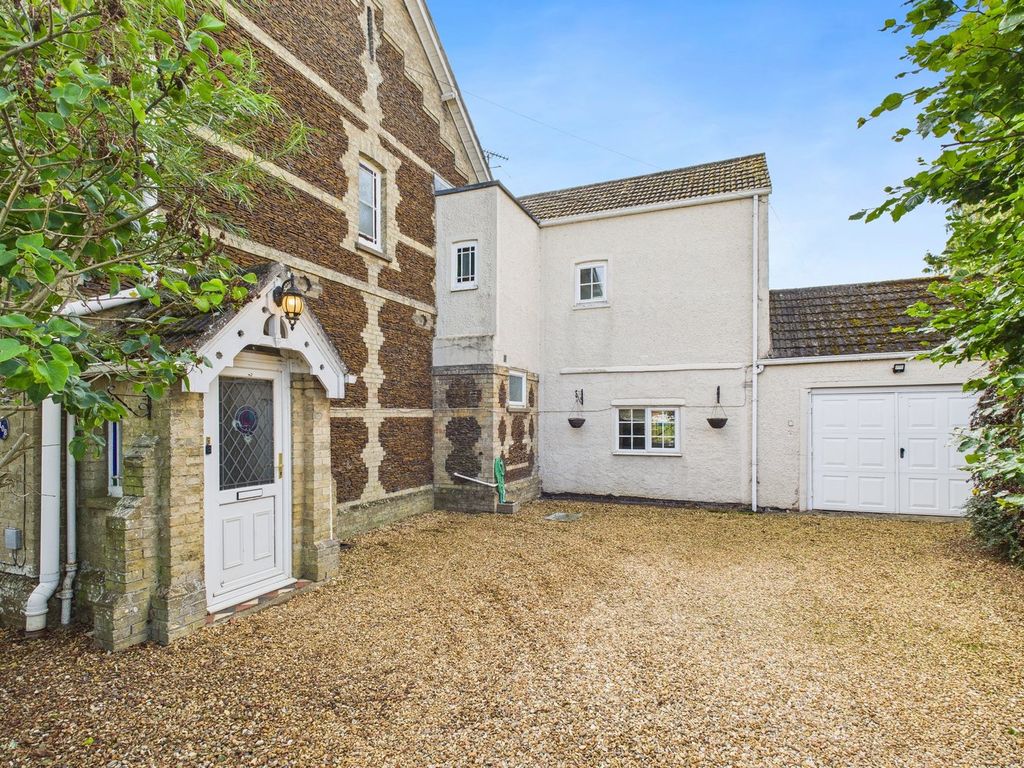 Property photo 2 of 28