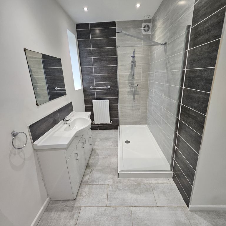 Property photo 2 of 10 Bathroom_Pic1 (002)