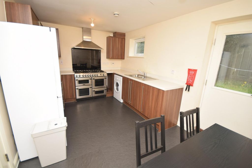 Property photo 3 of 12 Kitchen