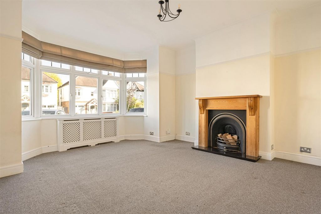 Property photo 2 of 39 Seagry Road, E11
